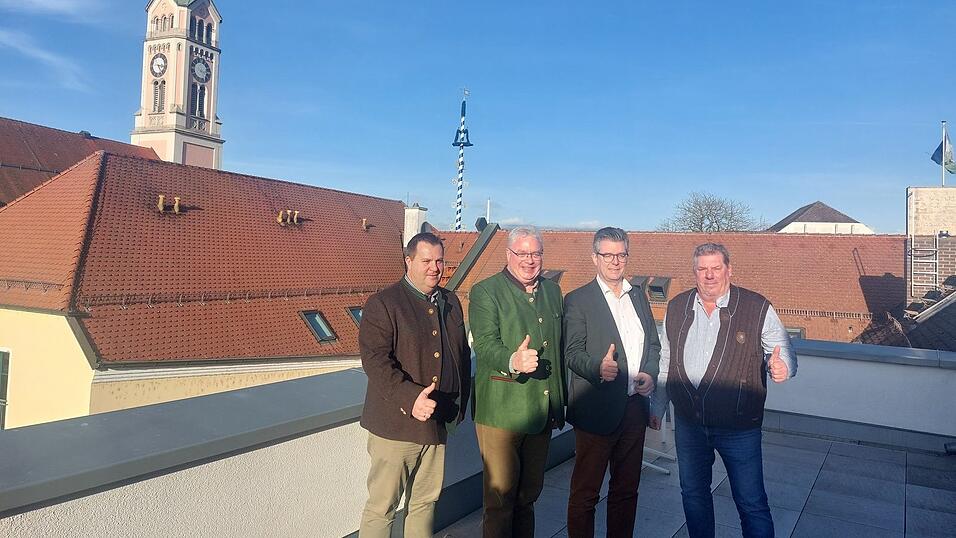Vorfreude auf das Plattlinger Volksfest: (v. l.) Arcobräu-Verkaufsleiter Alexander Strobl, Brauereidirektor Holger Fichtel, Bürgermeister Hans Schmalhofer und Festwirt Jochen Mörz. Vorfreude auf das Plattlinger Volksfest: (v. l.) Arcobräu-Verkaufsleiter Alexander Strobl, Brauereidirektor Holger Fichtel, Bürgermeister Hans Schmalhofer und Festwirt Jochen Mörz.