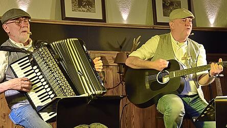 Paul Karmann und Carlos Steinbeißer präsentierten vor ausverkauftem Saal Lieder mit Kultstatus. Paul Karmann und Carlos Steinbeißer präsentierten vor ausverkauftem Saal Lieder mit Kultstatus.