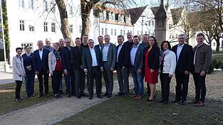 Landrat Werner Bumeder und Bürgermeistersprecher Günter Schuster mit den Bürgermeistern der Landkreiskommunen sowie den Referenten der Tagung Landrat Werner Bumeder und Bürgermeistersprecher Günter Schuster mit den Bürgermeistern der Landkreiskommunen sowie den Referenten der Tagung