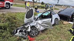 Zwei Fahrzeuge sind zusammengestoßen. Zwei Fahrzeuge sind zusammengestoßen.