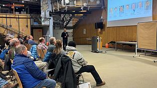 Dr. Günther Schmerbeck, Ärztlicher Direktor an der Arberlandklinik in Viechtach, ging auf das stationäre Leistungsspektrum der Krankenhäuser ein. Dr. Günther Schmerbeck, Ärztlicher Direktor an der Arberlandklinik in Viechtach, ging auf das stationäre Leistungsspektrum der Krankenhäuser ein.