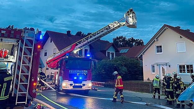 Ein glimmender Zigarettenstummel war Auslöser eines Dachstuhlbrands in Hohenthann. Ein glimmender Zigarettenstummel war Auslöser eines Dachstuhlbrands in Hohenthann.