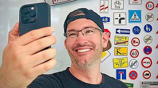 Fahrlehrer Christoph Flittner erzählt in seinem Buch „Besoffen mit Fahrrad ist okay, oder?“ (Riva Verlag, 16 Euro) aus seinem Alltag. Fahrlehrer Christoph Flittner erzählt in seinem Buch „Besoffen mit Fahrrad ist okay, oder?“ (Riva Verlag, 16 Euro) aus seinem Alltag.