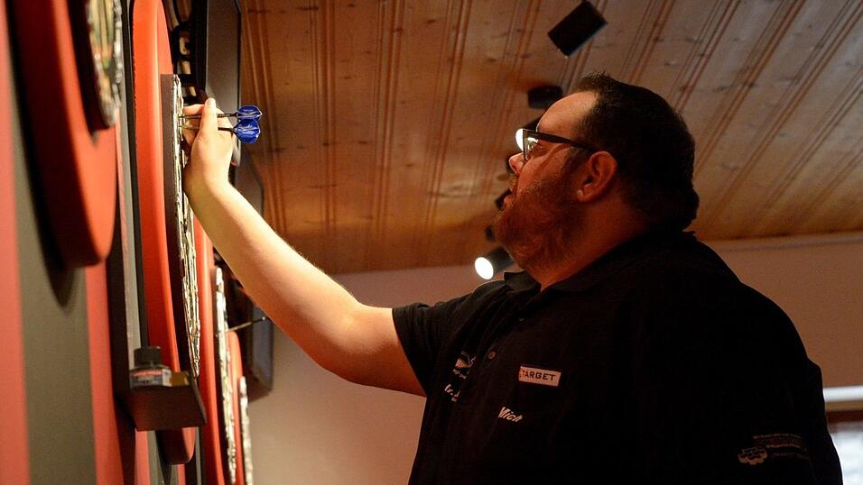 Ruhige Hand, kühler Kopf - beim Darts kommt es nicht nur auf das Werfen an. Ruhige Hand, kühler Kopf - beim Darts kommt es nicht nur auf das Werfen an.
