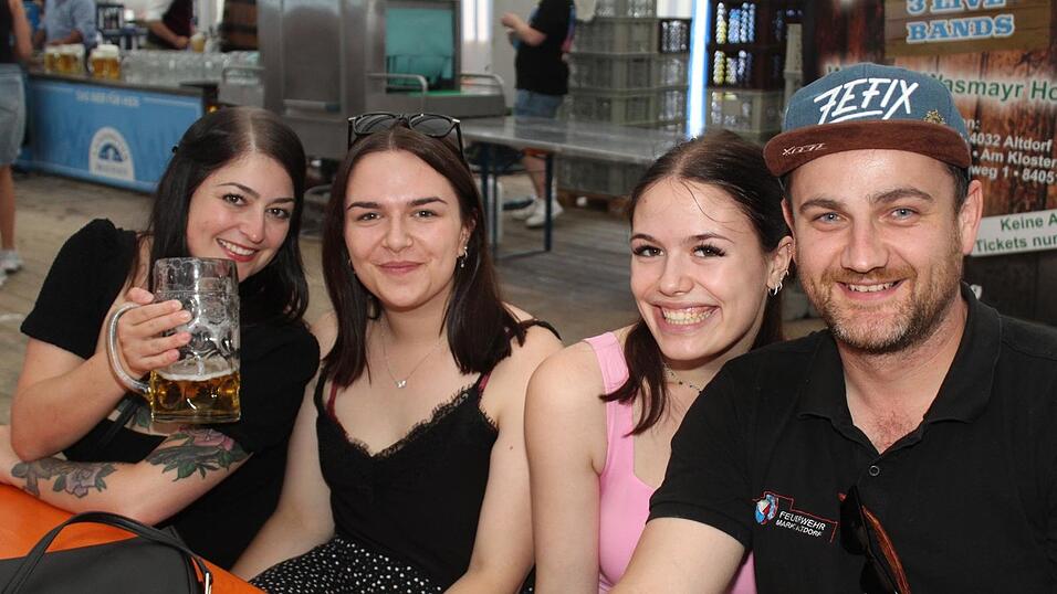 Zur Musik von Headless wurde ausgelassen gefeiert. Zur Musik von Headless wurde ausgelassen gefeiert.