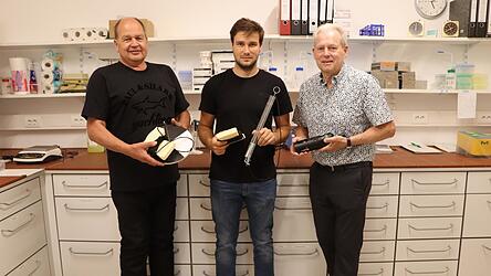 Michael Kreiner (l.), der Vorsitzende des Kreisfischereivereins Landau, mit dem neuen Laborleiter Jonas Luttner und Prof. Dr. Robert Huber (r.), der das Labor am Gewässerkompetenzzentrum aufgebaut hat. Michael Kreiner (l.), der Vorsitzende des Kreisfischereivereins Landau, mit dem neuen Laborleiter Jonas Luttner und Prof. Dr. Robert Huber (r.), der das Labor am Gewässerkompetenzzentrum aufgebaut hat.