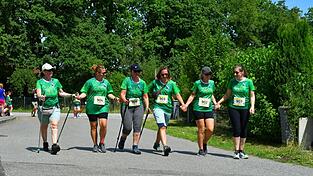 Hand in Hand motivierten sich diese Walkerinnen gegenseitig. Hand in Hand motivierten sich diese Walkerinnen gegenseitig.