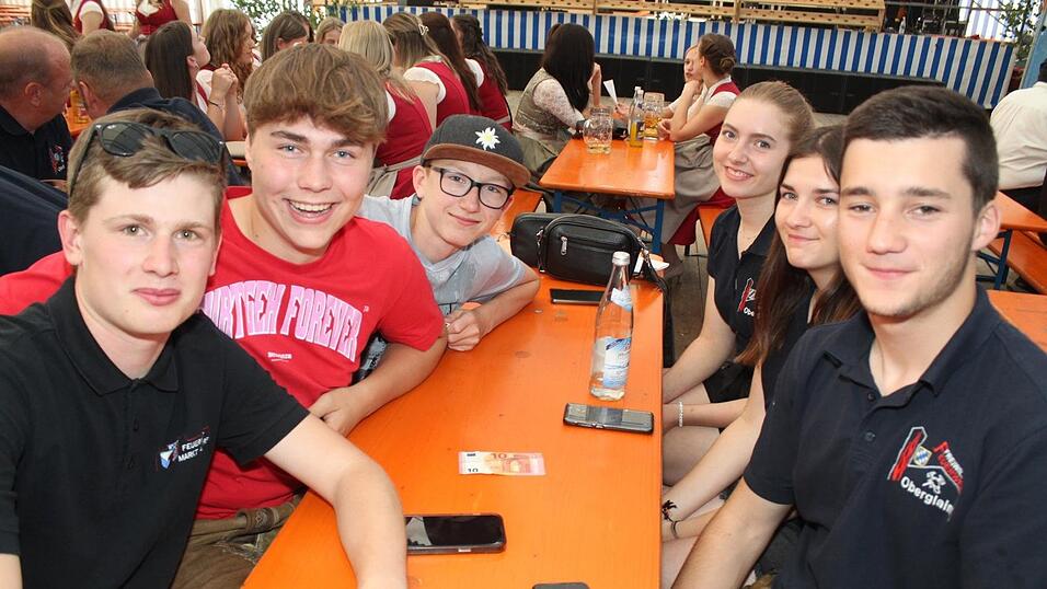 Zur Musik von Headless wurde ausgelassen gefeiert. Zur Musik von Headless wurde ausgelassen gefeiert.