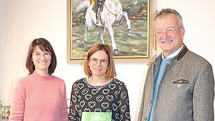 Mit neuem Titelbild - Blick auf den Silbersee - und bewährtem Inhalt präsentiert sich das Unterkunftsverzeichnis 2026 des Waldmünchner Urlaubslands, das die Leiterin der Tourist-Info, Manuela Schmidt, Mitarbeiterin Tanja Dietl und Bürgermeister Markus Ackermann (von links) nun offiziell vorstellten. Mit neuem Titelbild - Blick auf den Silbersee - und bewährtem Inhalt präsentiert sich das Unterkunftsverzeichnis 2026 des Waldmünchner Urlaubslands, das die Leiterin der Tourist-Info, Manuela Schmidt, Mitarbeiterin Tanja Dietl und Bürgermeister Markus Ackermann (von links) nun offiziell vorstellten.