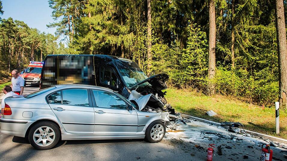 Die Fahrzeuge krachten wohl frontal ineinander. Die Fahrzeuge krachten wohl frontal ineinander.
