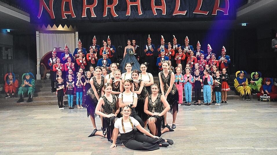 Das Faschingsprinzenpaar Lisa I. und Markus II. mit dem Hofstaat der Narrhalla. Das Faschingsprinzenpaar Lisa I. und Markus II. mit dem Hofstaat der Narrhalla.