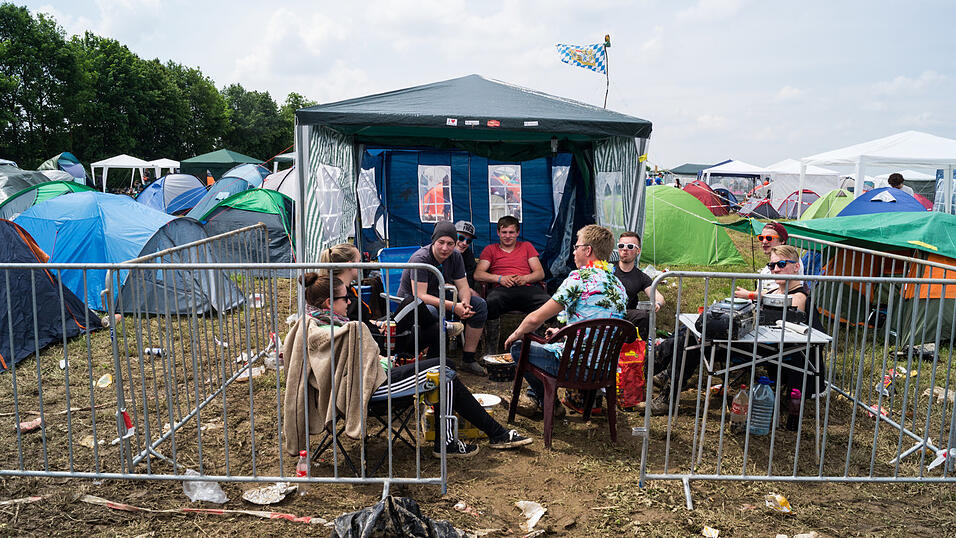 Auf dem Campingplatz lassen es die Pfingst-Open-Air-Besucher richtig krachen, aufgenommen von Regina Hölzel am Freitag. Auf dem Campingplatz lassen es die Pfingst-Open-Air-Besucher richtig krachen, aufgenommen von Regina Hölzel am Freitag.