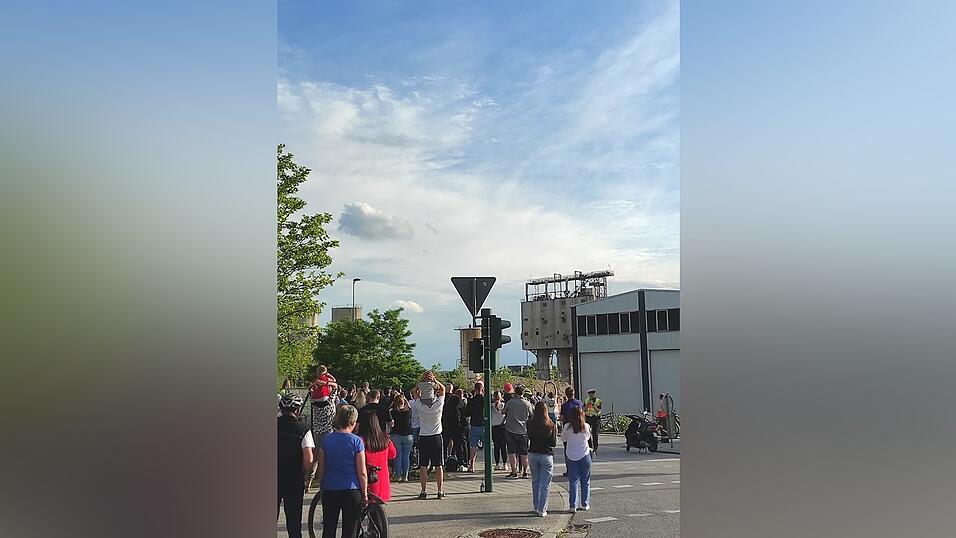 Rumms! Nachdem die Sprengladungen gezündet wurden, legte sich das alte Gebäude um und erzeugte eine große Staubwolke. Rumms! Nachdem die Sprengladungen gezündet wurden, legte sich das alte Gebäude um und erzeugte eine große Staubwolke.