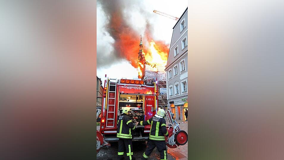 Dem ersten Feuerwehrfahrzeug folgten etliche: alles von der Freiwilligen Feuerwehr aus Straubing und viel Unterstützung aus dem Landkreis. Dem ersten Feuerwehrfahrzeug folgten etliche: alles von der Freiwilligen Feuerwehr aus Straubing und viel Unterstützung aus dem Landkreis.