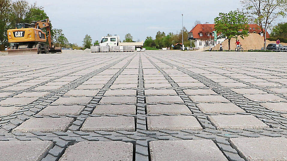 Sickerfähriges Recycling-Kunstoffpflaster bedeckt nun den Festplatz. Sickerfähriges Recycling-Kunstoffpflaster bedeckt nun den Festplatz.