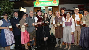 Auf ein gutes Gelingen des 56. Hinterskirchener Volksfestes stießen Schirmherr Landrat a.D. Peter Dreier, die Brauereifamilie Kell und Bürgermeister Anton Maier zusammen mit der Wirtsfamilie Rampl an. Auf ein gutes Gelingen des 56. Hinterskirchener Volksfestes stießen Schirmherr Landrat a.D. Peter Dreier, die Brauereifamilie Kell und Bürgermeister Anton Maier zusammen mit der Wirtsfamilie Rampl an.