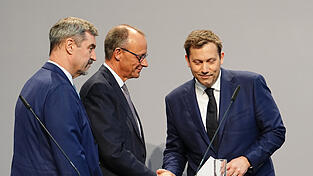 Friedrich Merz (M), Unions-Kanzlerkandidat und CDU-Bundesvorsitzender, und Lars Klingbeil (r), SPD-Fraktions- und Bundesvorsitzender, geben sich nach einer Pressekonferenz zur Vorstellung des Koalitionsvertrages die Hand. Friedrich Merz (M), Unions-Kanzlerkandidat und CDU-Bundesvorsitzender, und Lars Klingbeil (r), SPD-Fraktions- und Bundesvorsitzender, geben sich nach einer Pressekonferenz zur Vorstellung des Koalitionsvertrages die Hand.