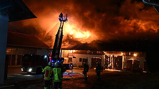 Die Feuerwehr setzte unter anderem eine Drehleiter ein. Die Feuerwehr setzte unter anderem eine Drehleiter ein.