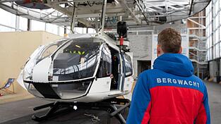 Im Bergwacht-Zentrum für Sicherheit und Ausbildung steht ein Mitglied der Bergwacht Bayern vor einem Hubschrauber-Modell. (Archivbild) Im Bergwacht-Zentrum für Sicherheit und Ausbildung steht ein Mitglied der Bergwacht Bayern vor einem Hubschrauber-Modell. (Archivbild)
