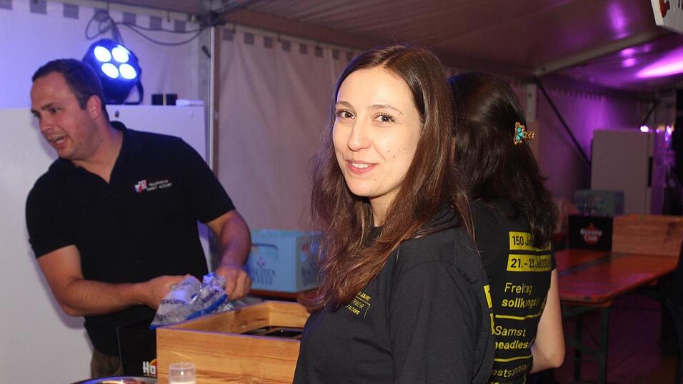 Zur Musik von Headless wurde ausgelassen gefeiert. Zur Musik von Headless wurde ausgelassen gefeiert.