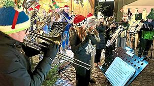 Lokal gemachte, erstklassige Musik zur Weihnachtszeit bieten die Brass-Band des Spielmannszuges „Grenzfähnlein“... Lokal gemachte, erstklassige Musik zur Weihnachtszeit bieten die Brass-Band des Spielmannszuges „Grenzfähnlein“...