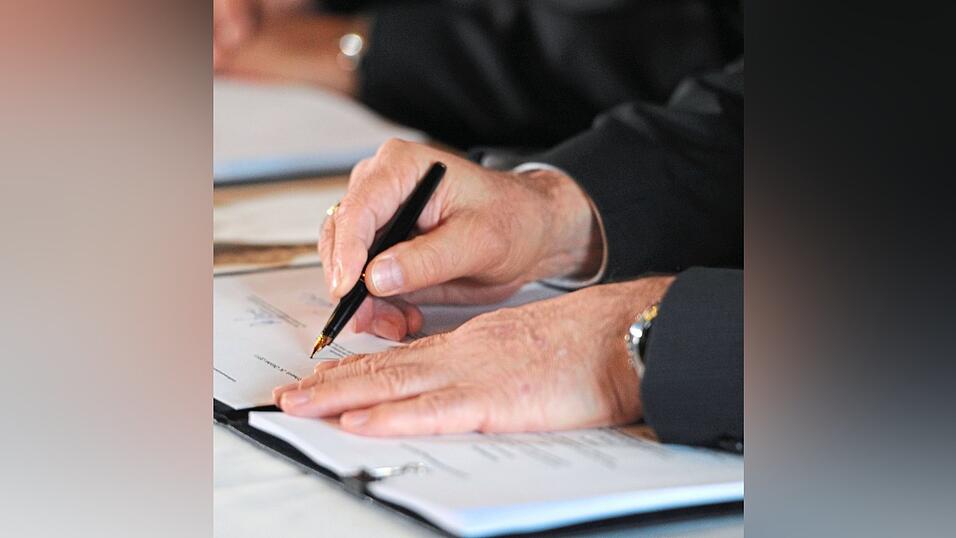 Sobald zehn Prozent der wahlberechtigten Gemeindebürger unterschrieben haben, hat die Gemeinde das Bürgerbegehren zu prüfen. 'Wir wollen Wallersdorf nicht spalten, sondern gemeinsam mit den Bürgern die beste Lösung finden', betonen die Initiatoren. (Symbolfoto) Sobald zehn Prozent der wahlberechtigten Gemeindebürger unterschrieben haben, hat die Gemeinde das Bürgerbegehren zu prüfen. 'Wir wollen Wallersdorf nicht spalten, sondern gemeinsam mit den Bürgern die beste Lösung finden', betonen die Initiatoren. (Symbolfoto)