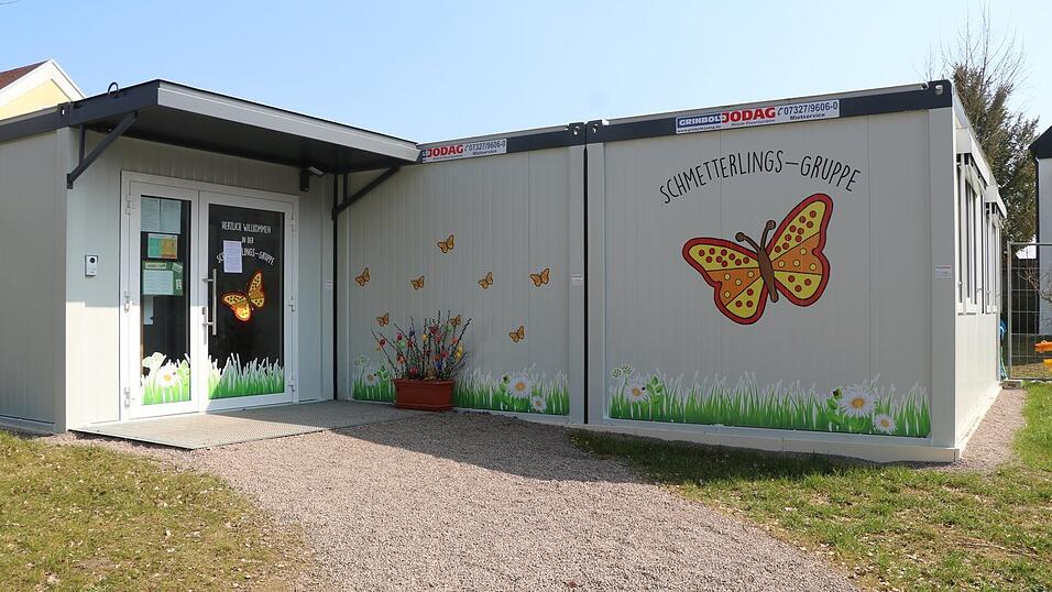 Im Klostergarten, neben dem Kindergarten St. Michael, ist im Herbst 2020 übergangsweise eine neue Kindergartengruppe in einer Containeranlage eingerichtet worden. Bis ein neues 'Haus für Kinder' gebaut ist, plant der Markt an einem anderen Standort insgesamt drei Gruppen in Containerbauweise vorübergehend unterzubringen. Im Klostergarten, neben dem Kindergarten St. Michael, ist im Herbst 2020 übergangsweise eine neue Kindergartengruppe in einer Containeranlage eingerichtet worden. Bis ein neues 'Haus für Kinder' gebaut ist, plant der Markt an einem anderen Standort insgesamt drei Gruppen in Containerbauweise vorübergehend unterzubringen.
