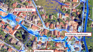 Tiefblau in der Simulation ist der Ettersdorfer Graben. Bei Starkregenereignissen ist der Bereich entlang des Baches laut Berechnungen die größte Gefahrenquelle im Ortskern der Gemeinde. Tiefblau in der Simulation ist der Ettersdorfer Graben. Bei Starkregenereignissen ist der Bereich entlang des Baches laut Berechnungen die größte Gefahrenquelle im Ortskern der Gemeinde.