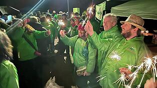 Hatten bis zur letzten Minute Freude an ihrer Aufgabe: Ein Teil der ehrenamtlichen Helfer bei der abendlichen Abschlussversanstaltung der Landesgartenschau am 5. Oktober. Hatten bis zur letzten Minute Freude an ihrer Aufgabe: Ein Teil der ehrenamtlichen Helfer bei der abendlichen Abschlussversanstaltung der Landesgartenschau am 5. Oktober.