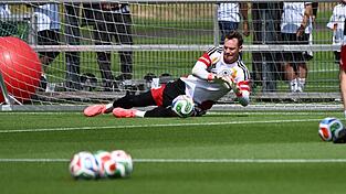 Die linke Problem-Wade hält: Manuel Neuer hält wieder erste Bälle im Training. Die linke Problem-Wade hält: Manuel Neuer hält wieder erste Bälle im Training.