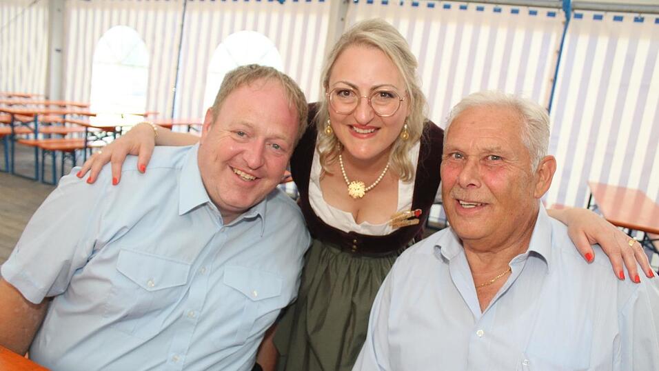 Zur Musik von Headless wurde ausgelassen gefeiert. Zur Musik von Headless wurde ausgelassen gefeiert.