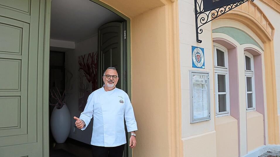 Vincenzo Drago zieht mit seinem 'Vincenzo' vom Dreifaltigkeitsplatz in das Bernlochner-Restaurant. Vincenzo Drago zieht mit seinem 'Vincenzo' vom Dreifaltigkeitsplatz in das Bernlochner-Restaurant.