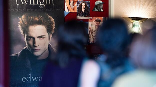 In seiner Rolle als Vampir Edward wurde Robert Pattinson zum Teenie-Schwarm. In seiner Rolle als Vampir Edward wurde Robert Pattinson zum Teenie-Schwarm.