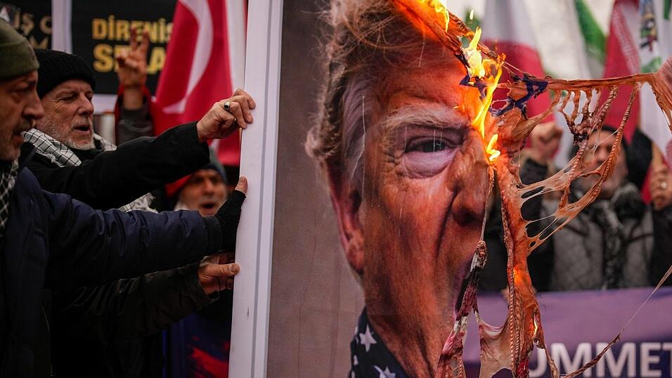 Demonstranten verbrennen am Wochenende ein Poster von US-Präsident Trump während einer anti-amerikanischen und anti-israelischen Kundgebung zur Unterstützung der iranischen Regierung vor dem US-Konsulat. Demonstranten verbrennen am Wochenende ein Poster von US-Präsident Trump während einer anti-amerikanischen und anti-israelischen Kundgebung zur Unterstützung der iranischen Regierung vor dem US-Konsulat.