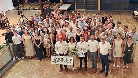 Zahlreiche Mitglieder, Wegbegleiter, Freunde und Ehrengäste nehmen an der Dankesfeier für Andreas Roder im ATT teil. Zahlreiche Mitglieder, Wegbegleiter, Freunde und Ehrengäste nehmen an der Dankesfeier für Andreas Roder im ATT teil.
