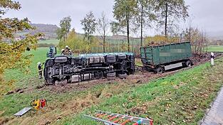 Der Wechsellader kippt in der angrenzenden Wiese um. Der Wechsellader kippt in der angrenzenden Wiese um.
