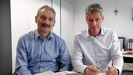 Für Stadtkämmerer Roman Preis (r.), der seit 25 Jahren im Amt ist, und den Leiter der Kämmerei Karl Fitz ist es der erste Haushalt, der nicht ausgeglichen werden kann. Für Stadtkämmerer Roman Preis (r.), der seit 25 Jahren im Amt ist, und den Leiter der Kämmerei Karl Fitz ist es der erste Haushalt, der nicht ausgeglichen werden kann.