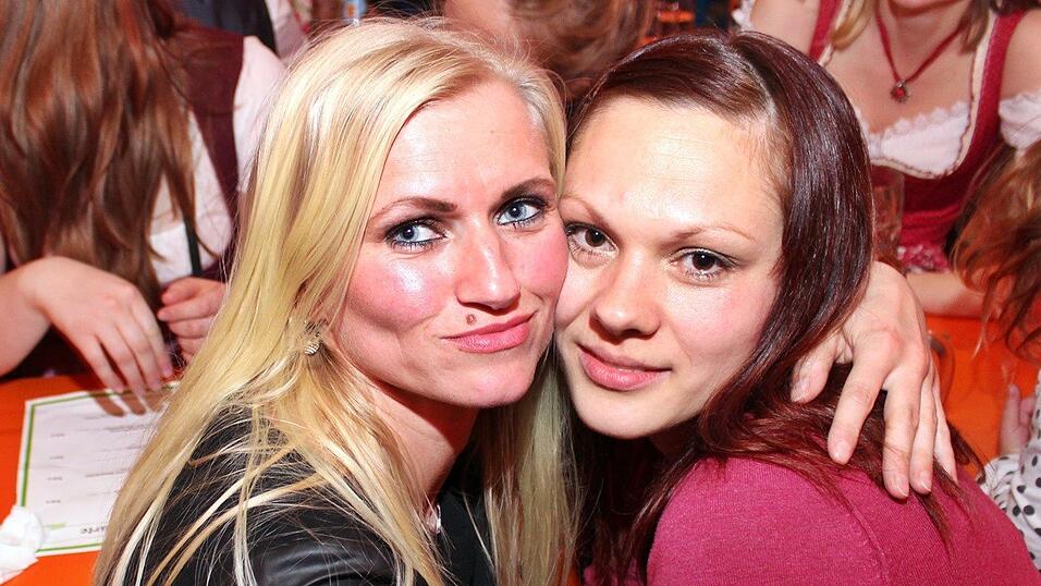 Die Frühjahrsdult 2017 in Landshut neigt sich dem Ende entgegen. Grund genug, noch einmal richtig in den Bierzelten zu feiern - abgerundet vom traditionellen Feuerwerk. Die Frühjahrsdult 2017 in Landshut neigt sich dem Ende entgegen. Grund genug, noch einmal richtig in den Bierzelten zu feiern - abgerundet vom traditionellen Feuerwerk.