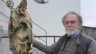 Der Künstler und sein Werk: Joseph Michael Neustifter hat den Pfingstreiterbrunnen, die Pfingstreiter-Stelen und die Nikolausfigur geschaffen. Der Künstler und sein Werk: Joseph Michael Neustifter hat den Pfingstreiterbrunnen, die Pfingstreiter-Stelen und die Nikolausfigur geschaffen.