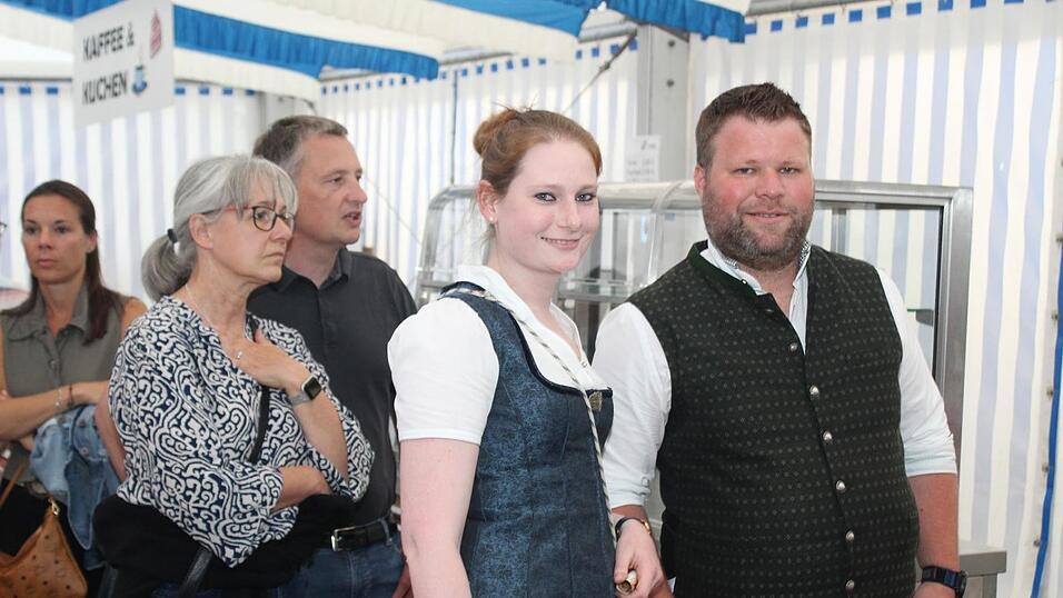 Zur Musik von Headless wurde ausgelassen gefeiert. Zur Musik von Headless wurde ausgelassen gefeiert.