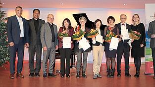 Büchereileiter Sotzny und Mitarbeiterinnen feiern mit Gästen aus dem kirchlichen und kommunalen Bereich das 50-jährige Bestehen der Bücherei. Büchereileiter Sotzny und Mitarbeiterinnen feiern mit Gästen aus dem kirchlichen und kommunalen Bereich das 50-jährige Bestehen der Bücherei.