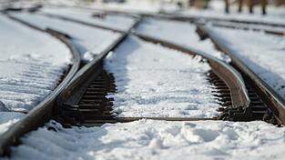 Eine Obdachlose im Gleisbereich hat am Morgen den Bahnverkehr lahmgelegt. (Symbolbild) Eine Obdachlose im Gleisbereich hat am Morgen den Bahnverkehr lahmgelegt. (Symbolbild)