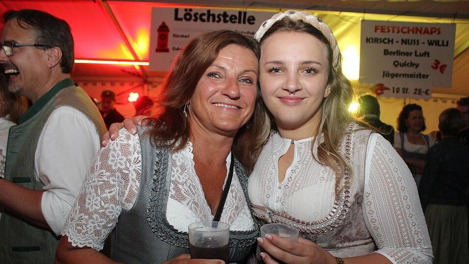 Zur Musik von Headless wurde ausgelassen gefeiert. Zur Musik von Headless wurde ausgelassen gefeiert.