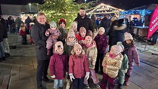 Bürgermeister Josef Beham (l.) freute sich mit den vielen kleine Gästen. Bürgermeister Josef Beham (l.) freute sich mit den vielen kleine Gästen.