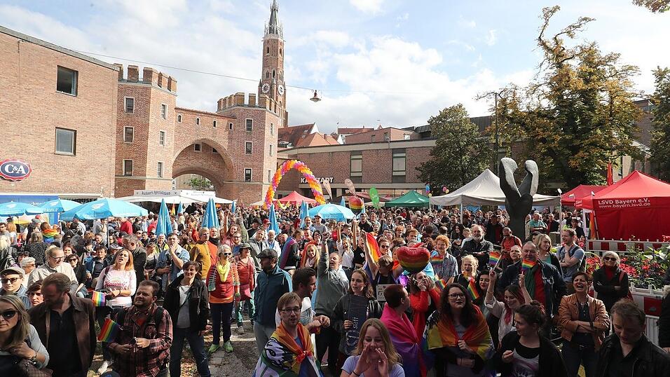 Knapp 2.000 Teilnehmer feierten am Samstag in Landhut den ersten Christopher-Street-Day Niederbayerns. Knapp 2.000 Teilnehmer feierten am Samstag in Landhut den ersten Christopher-Street-Day Niederbayerns.