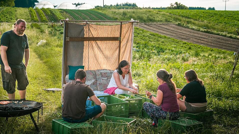 In der Solidarischen Landwirtschaft, kurz Solawi, tragen mehrere private Haushalte die Kosten eines landwirtschaftlichen Betriebs. In der Solidarischen Landwirtschaft, kurz Solawi, tragen mehrere private Haushalte die Kosten eines landwirtschaftlichen Betriebs.