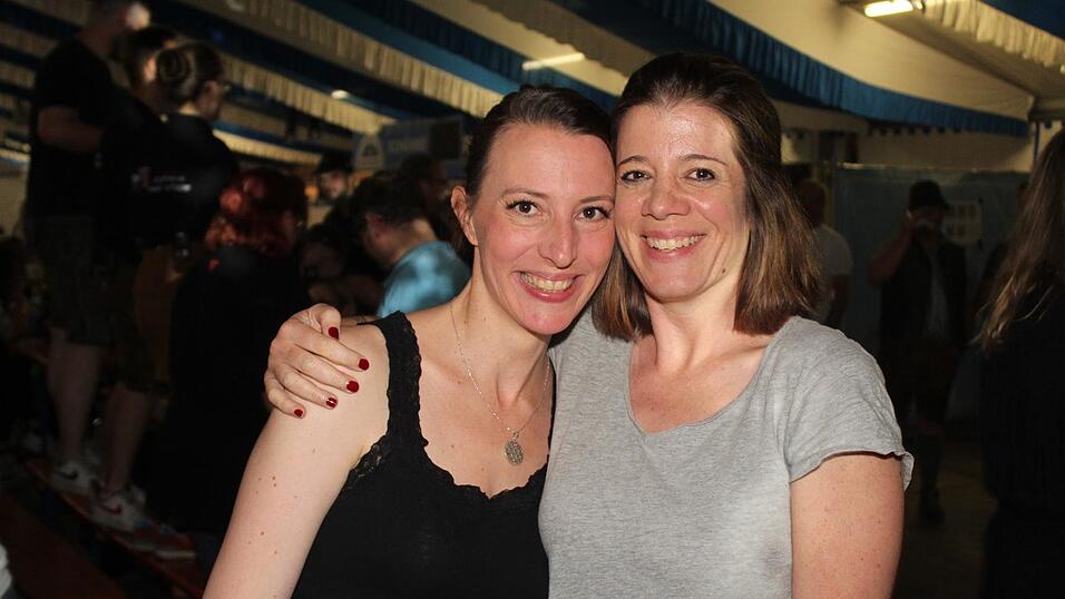 Zur Musik von Headless wurde ausgelassen gefeiert. Zur Musik von Headless wurde ausgelassen gefeiert.