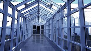 Der Weg zur Pforte: Hier sollen die vier Beschuldigten mit der Geisel gestanden und verlangt haben, dass man sie rauslasse. (Archiv) Der Weg zur Pforte: Hier sollen die vier Beschuldigten mit der Geisel gestanden und verlangt haben, dass man sie rauslasse. (Archiv)