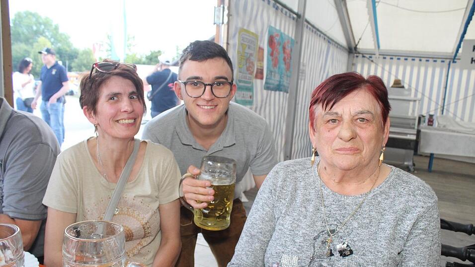 Zur Musik von Headless wurde ausgelassen gefeiert. Zur Musik von Headless wurde ausgelassen gefeiert.