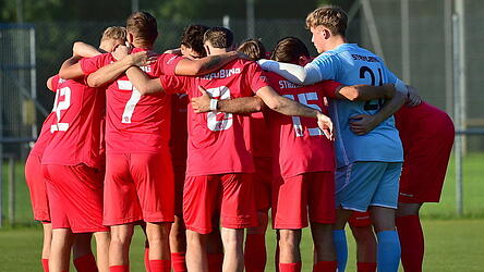 Der FSV VfB Straubing schafft mit einer geschlossenen Mannschaftsleistung - vor allem in der zweiten Hälfte - den 2:1-Erfolg im Pokalduell der beiden Bezirksligisten auf Kunstrasen in Deggendorf. Der FSV VfB Straubing schafft mit einer geschlossenen Mannschaftsleistung - vor allem in der zweiten Hälfte - den 2:1-Erfolg im Pokalduell der beiden Bezirksligisten auf Kunstrasen in Deggendorf.